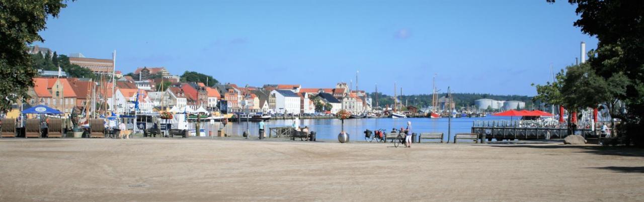 Zentrale Ferienwohnung Anker Im Sonnenblumenhaus Flensburg Bagian luar foto
